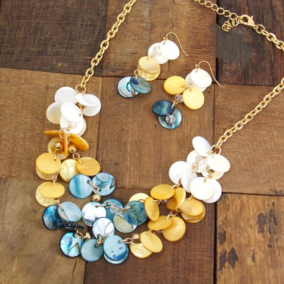 Multi color shell necklace and earring set in blue, beige, and white shell disk - Picture 11 of 12